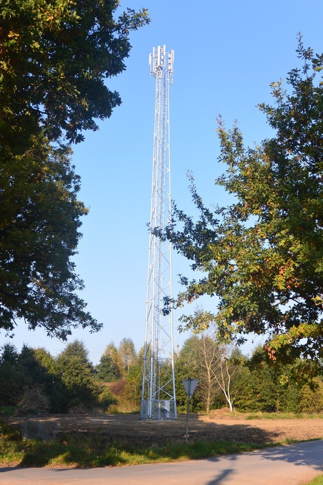 Budowa masztu telefonii komórkowej w centrum Piasku