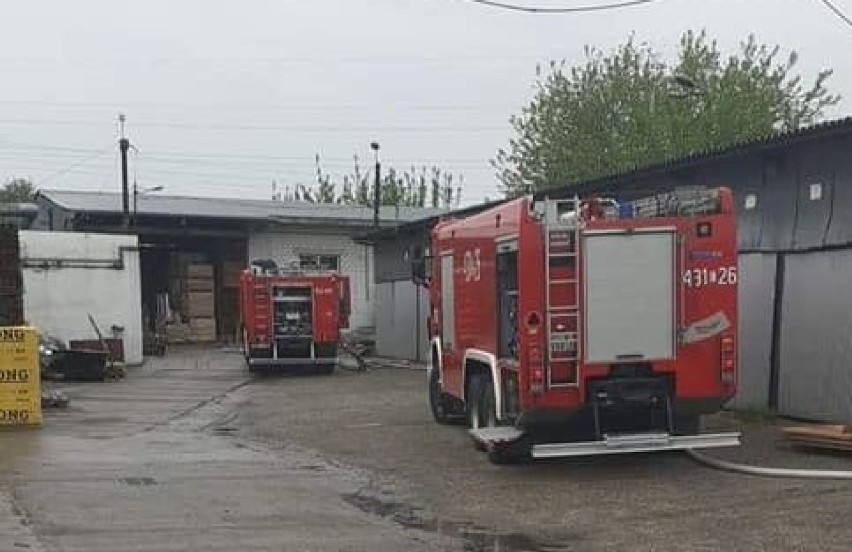 Pożar w stolarni w Łasku. W akcji kilka zastępów straży ZDJĘCIA