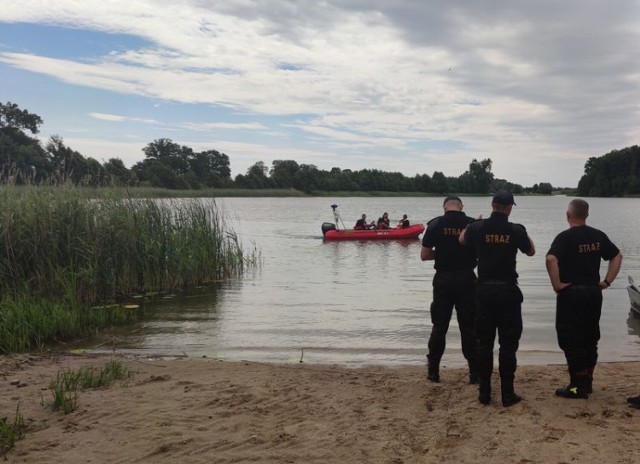 Policjanci wraz ze strażakami oraz WOPR kontrolują kąpieliska w powiecie kwidzyńskim.