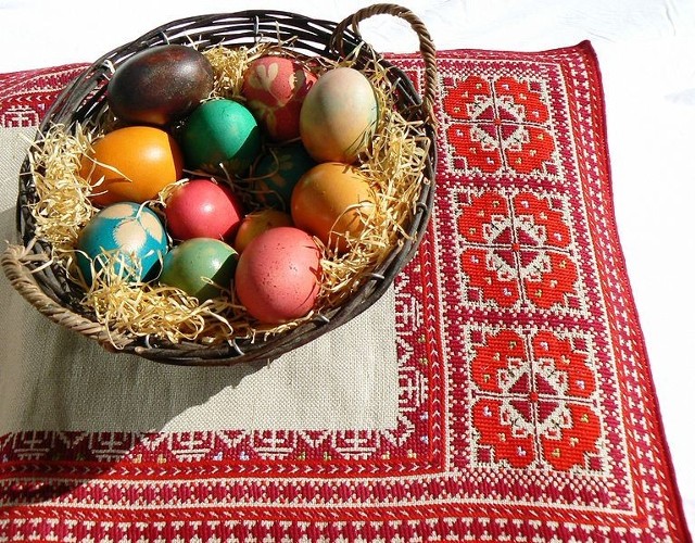 Źródło: http://commons.wikimedia.org/wiki/File:Easter-eggs-bg.JPG