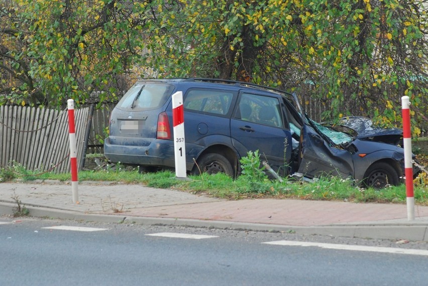 Wypadek w Wyszkach: Auto wypadło z drogi. Nie żyje 19-latek