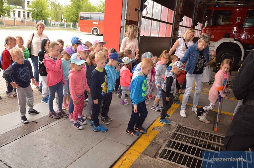 Dzieci z Zespołu Szkół z Oddziałami Integracyjnymi w Kruszynie odwiedziły strażaków we Włocławku
