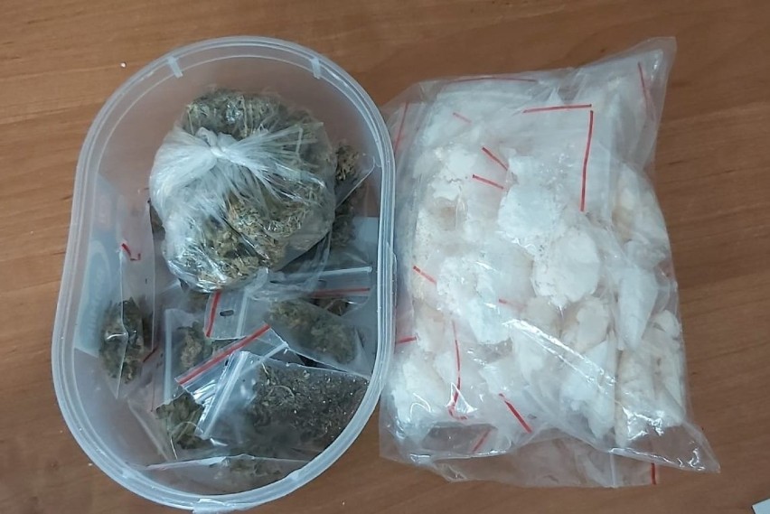 Amfetamina i marihuana w mieszkaniu w Fordonie w Bydgoszczy. Policjanci zatrzymali 29-letnią bydgoszczankę [zdjęcia]