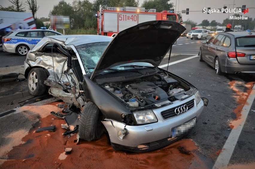 Wypadek w Mikołowie. Nie zatrzymał się na czerwonym świetle, jedna osoba ranna