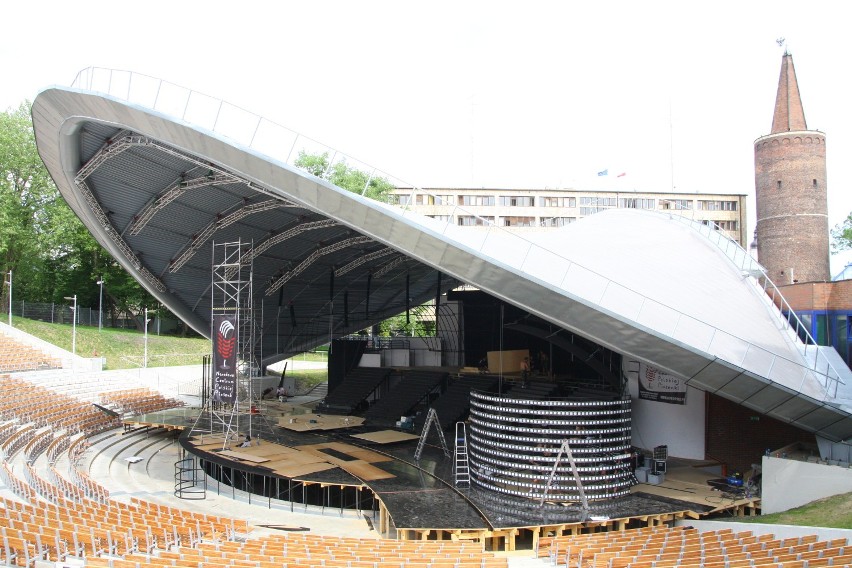 Trwa budowa scenografii na festiwal Opole 2012
