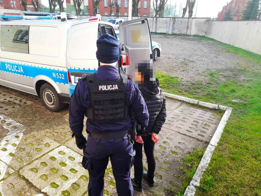 46-latka zatrzymana przez policję w Kościerzynie. Posługiwała się cudzą kartą do bankomatu 