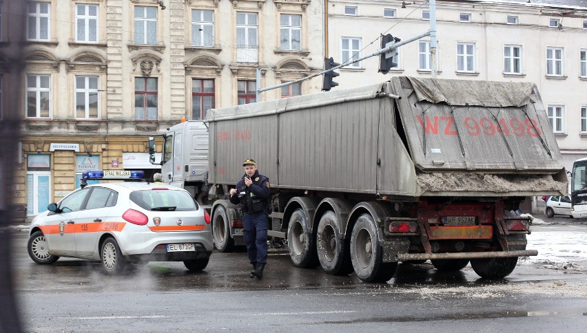 Tony piasku na ulicy w centrum Łodzi. Z ciężarówki wysypał się ładunek.