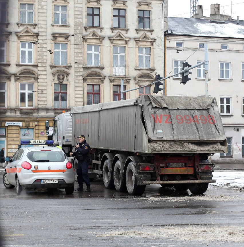 Tony piasku na ulicy w centrum Łodzi. Z ciężarówki wysypał się ładunek.