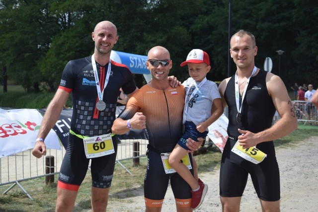 Ludzie z żelaza - tak określa się zawodników, którzy startują w triathlonie. Taki przez ten weekend odbywał się nad jeziorem Reczynek w Ośnie Lub., gdzie start i metę usytuowano przy amfiteatrze. W sobotę triathloniści brali udział w zawodach rozgrywanych na dwóch dystansach: 1/8 Iron Mana (475 m pływania, 22,5 km jazdy na rowerze, 5,25 km biegu) oraz 1/4 Iron Mana (950 m pływania, 45 km jazdy na rowerze, 10,55 km biegu). Za to na niedzielę zaplanowano crosstriahtlon (300 m pływania, 11 km jazdy na rowerach, nie po mieście, a po lesie i 2,5 km biegu) sztafetę rodzinną/drużynową W 1/4 IM pierwszy był Wojciech Greguła, 1/8 Adrian Klincewicz.

