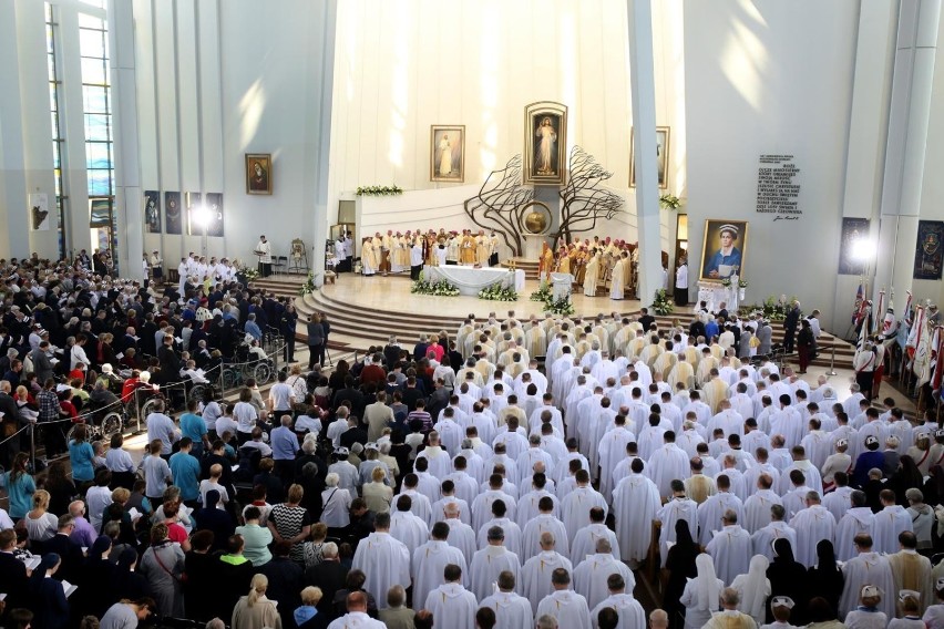 KEP zdecydowała, że kościoły zostaną otwarte. Wydano jednak...