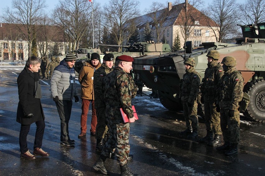 Goście poznali sprzęt bojowy żołnierzy z Międzyrzecza.