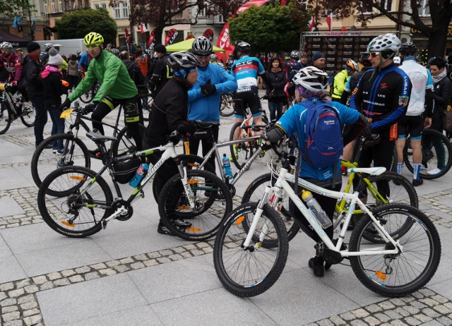 W ramach tegorocznej edycji imprezy Bike Town Przemyśl, w sobotnie przedpołudnie wystartował Maraton Kellys Cyklokarpaty.pl. Kilkaset osób rywalizowało na dystansie 33 km, 46 km i 72 km. Swoje zawody mieli także najmłodsi. Zobaczcie zdjęcia ze startu.

Zobacz także: Wiosenny serwis rowerowy. Co trzeba sprawdzić?
