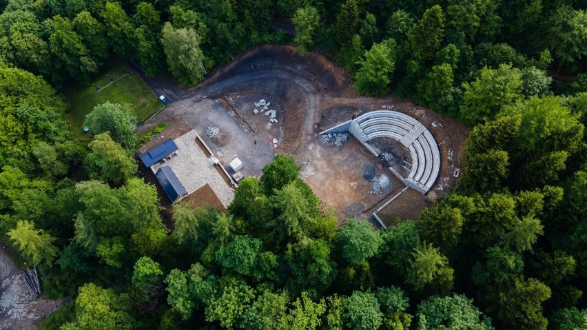 Po zimowo-wiosennych perturbacjach ruszyła rekonstrukcja amfiteatru w Lipniku. Prace mają się zakończyć w październiku