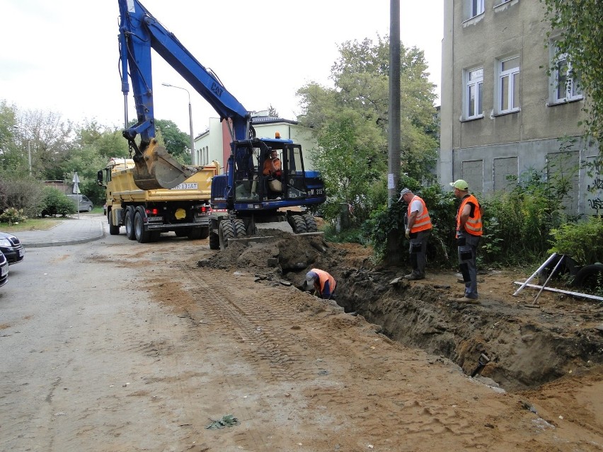 Postępują prace przy wymianie rur kanalizacyjnych i...