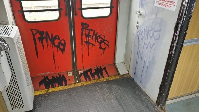 Grafficiarze zniszczyli wnętrze pociągu Szybkiej Kolei Miejskiej