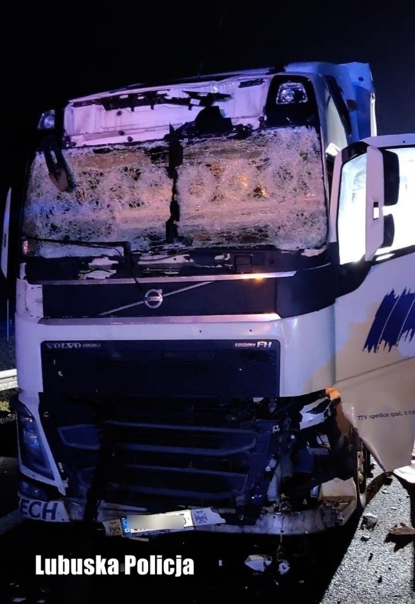 Kierowca ciężarówki nie zauważył pojazdu służby drogowej