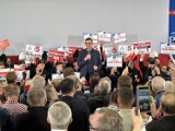 Biało-czerwono na spotkaniu z premierem Mateuszem Morawieckim w Rybniku. Szef rządu: dla bezpieczeństwa Polaków zrobimy wszystko