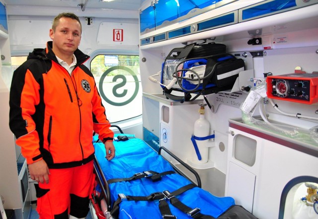 Prezentacja sześciu nowych ambulansów, podziękowania za służbę, ...