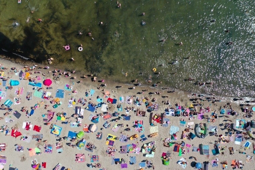 Piękna pogoda przyciągnęła tłumy plażowiczów w Gdyni. Zobaczcie zdjęcia z lotu ptaka | WIDEO