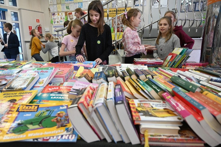 Tłumy na kiermaszu książek w szkole Społecznej w Kielcach. Dochód przeznaczą na bezdomne zwierzęta! [ZDJĘCIA, ZDJĘCIA]