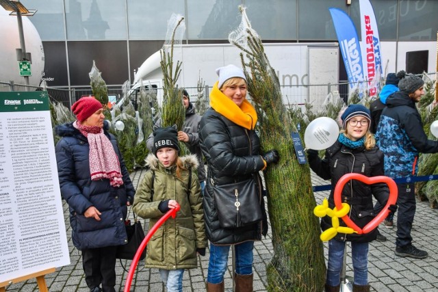 W niedzielę (15 grudnia) zakończyła się druga edycja akcji Karma wraca - Bydgoszcz. Przed centrum handlowym Focus Mall w Bydgoszczy rozdanych zostało 150 choinek. Mieszkańcy, którzy przynieśli koc, kołdrę, dywanik, zabawki, legowiska, przysmaki lub karmę dla zwierząt, w zamian mogli odebrać bożonarodzeniową choinkę.