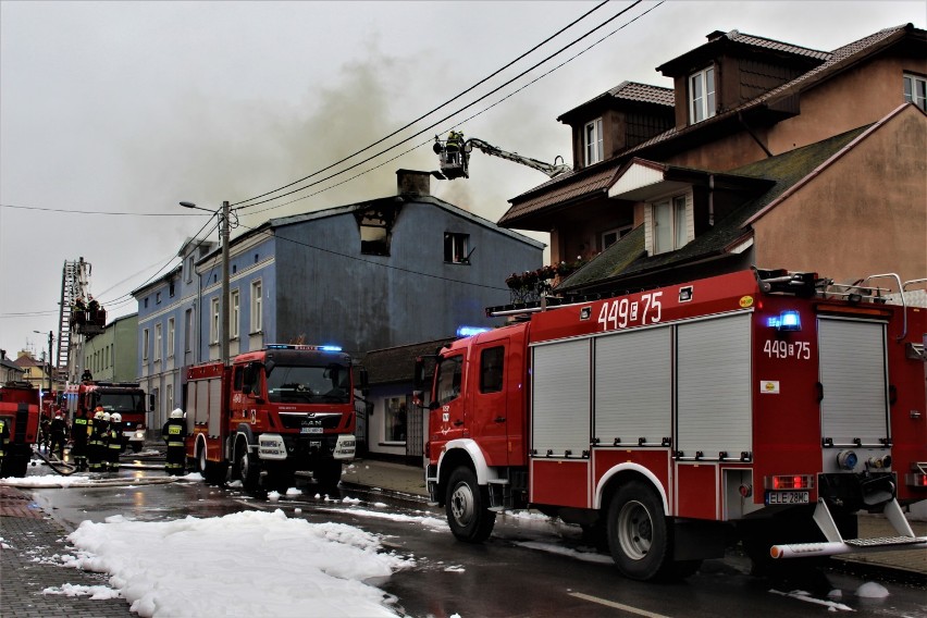 Pożar w kamienicy przy ulicy Poznańskiej. W budynku mogła zostać jedna osoba