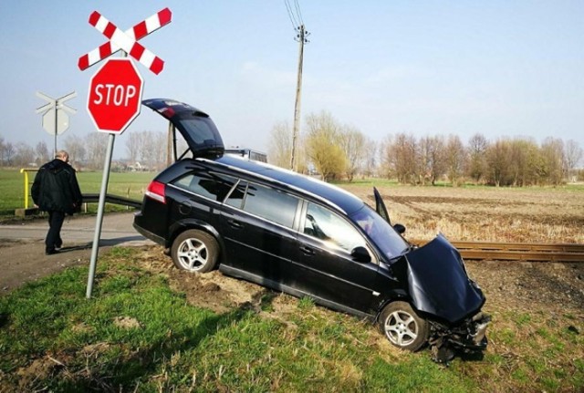 W środę, 11 kwietnia, na ul. Podgórnej w Gorzowie 24-latka kierująca oplem wjechała prosto pod szynobus na przejeździe kolejowym.
Kobieta dojeżdżała do niestrzeżonego przejazdy kolejowego przy ul. Podgórnej. Stoi tam znak stop. Kierująca wjechała na przejazd prosto pod szynobus relacji  Gorzów Wielkopolski – Zbąszynek. Opel został uderzony w przód i wypchnięty z drogi przez szynobus. Kierująca oplem może mówić o wielkim szczęściu. Nic się jej nie stało. – To ciężko komentować. Przez przejazdem są znaki, a mimo to 24-letnia kierująca nieuważnie wjeżdża prosto pod szynobus... – mówi nadkom. Marek Waraksa, naczelnik gorzowskiej drogówki. 



POLECAMY PAŃSTWA UWADZE:


