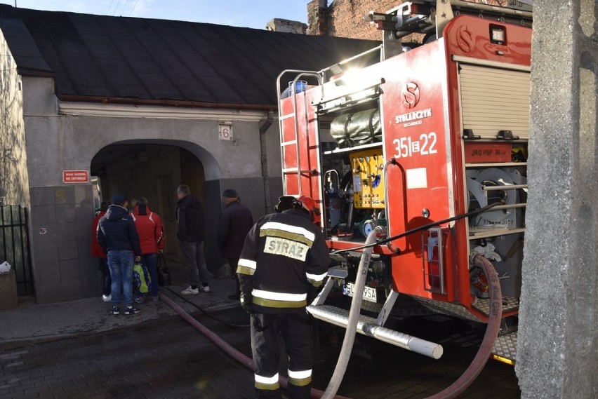 Strażacy dogaszają pożar, który wybuchł na ulicy Batorego....