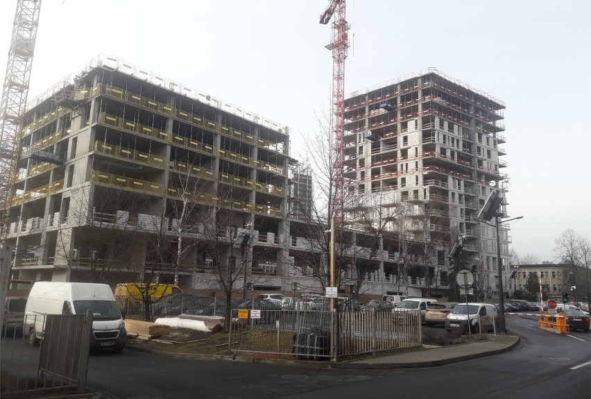 Sokolska 30 Towers w budowie w styczniu 2020. Widok obu wież...