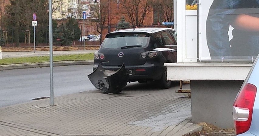 Nietypowe zderzenie trzech pojazdów z udziałem autobusu MPK we Włocławku [zdjęcia]