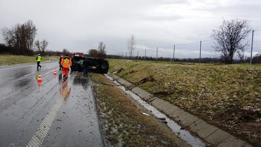 Wypadek w Braniewie. Rosjanin uderzył w skarpę