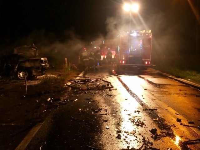 W niedzielę nad ranem w Dąbrówce Leśnej zderzyły się dwa samochody. Zginęło pięć osób