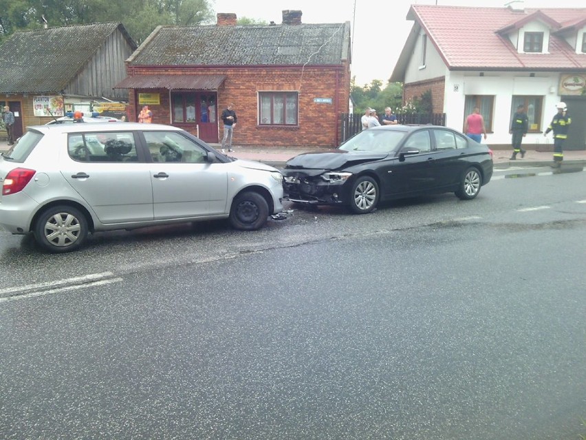 Wypadek w Poświętnem w powiecie opoczyńskim. Czołowo zderzyły się dwa samochody