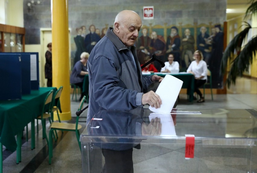 Wybory 2019 w Piotrkowie: Piotrkowianie głosują w 41...