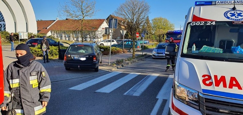 Wypadek w Łebie. Rowerzystka uderzyła w tył auta. Kobieta trafiła do szpitala [ZDJĘCIA]