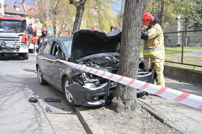 Na ul. Czarnieckiego w Grudziądzu samochód uderzył w drzewo