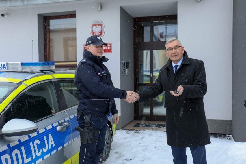 Nowy radiowóz policji w Szczurowej, kosztował 150 tys. zł, w połowie dofinansowały go samorządy