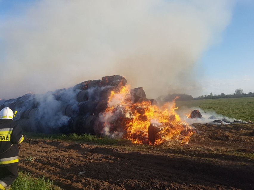 Pożar słomy w Sarbi. Spłonęło około 600 balotów. Prawdopodobnie przez zaprószenie ognia