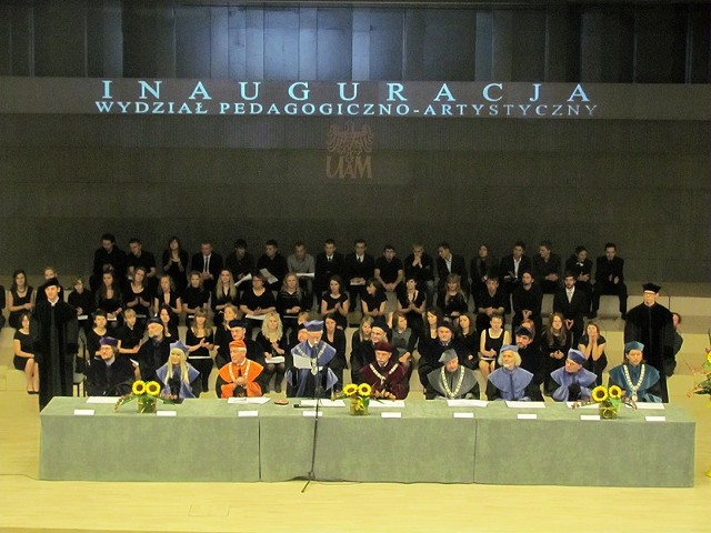 W kaliskim Wydziale Pedagogiczno-Artystycznym Uniwersytetu im. Adama Mickiewicza w Poznaniu uroczyście zainaugurowano w piątek nowy rok akademicki. Naukę na pierwszym roku rozpoczyna prawie 850 studentów. Rekordowym zainteresowaniem cieszyła się wśród nich pedagogika