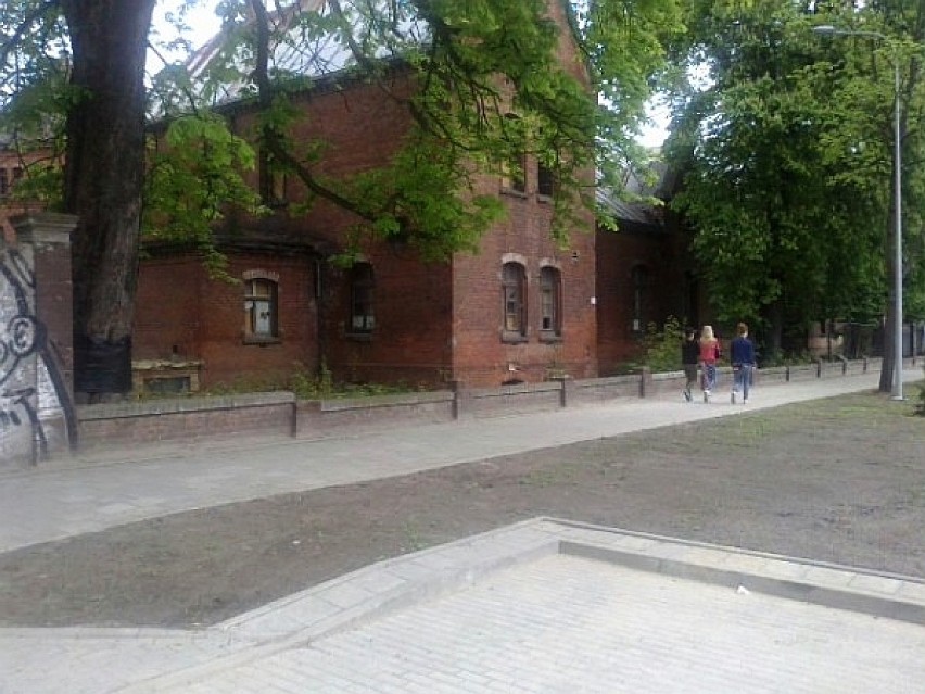 Rozsypujące sie ogrodzenie dawnych koszar przy Słowackiego w Gdańsku.