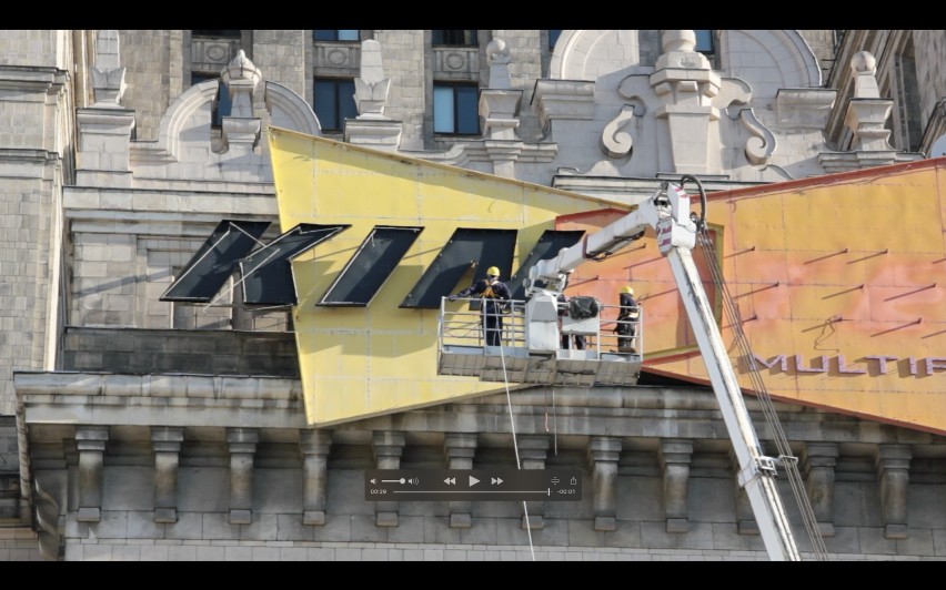 Kinoteka. Demontaż starego neonu