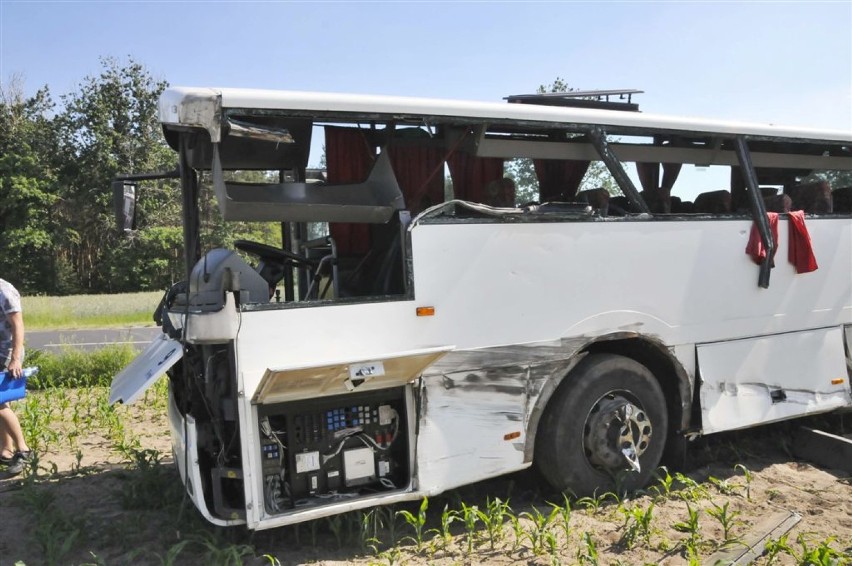 Wypadek w gminie Krzywiń. Ciągnik zderzył się z autobusem