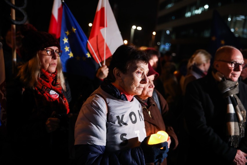 Kraków. Trybunał Sprawiedliwości wydał wyrok, KOD manifestował [ZDJĘCIA]