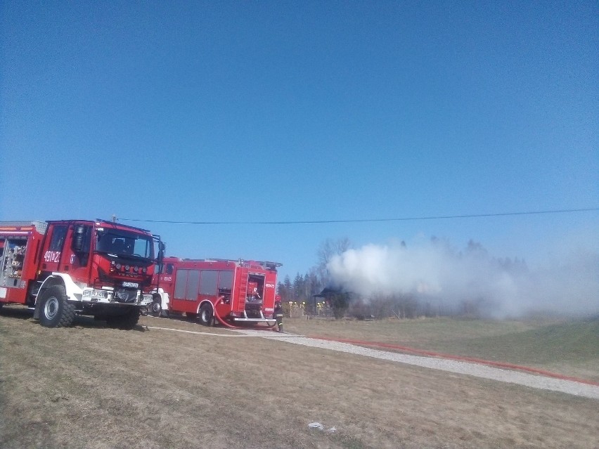 Nowy Targ: Groźny pożar drewnianego domku letniskowego [ZDJĘCIA]
