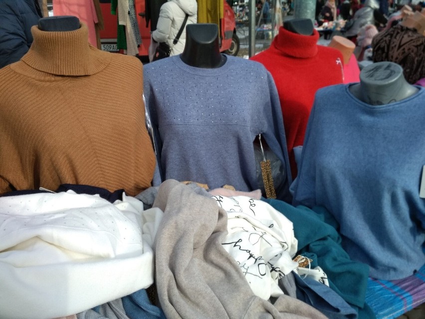 Na targowisku przy Dworaka w Rzeszowie była bogata oferta odzieży i obuwia, były promocje, ale kupujących było mniej [ZDJĘCIA]