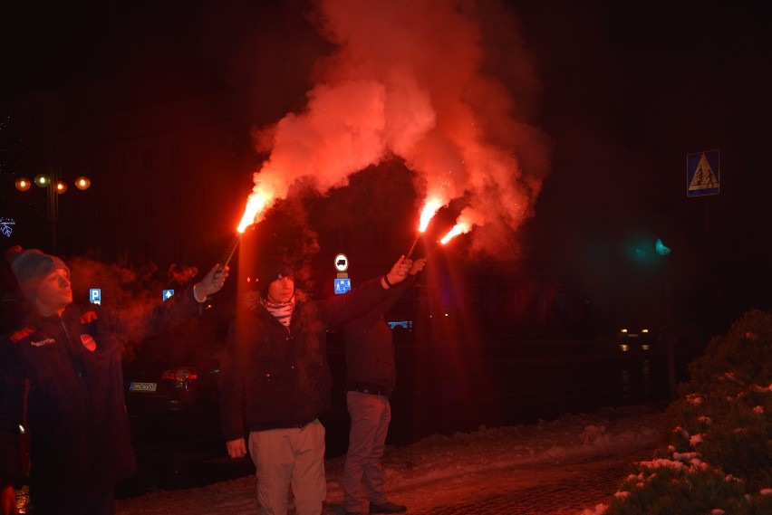 Pielgrzymka kibiców na Jasną Górę 2019. Race przy pomniku bł. ks. Jerzego Popiełuszki ZDJĘCIA