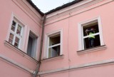 Trwa remont zabytkowego ratusza w Opatowie. Okna już wymienione [ZDJĘCIA]