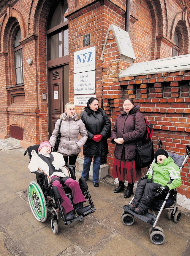 Rodzice z chorymi dziećmi przyszli zaprotestować do siedziby NFZ przy ul. Kopcińskiego.