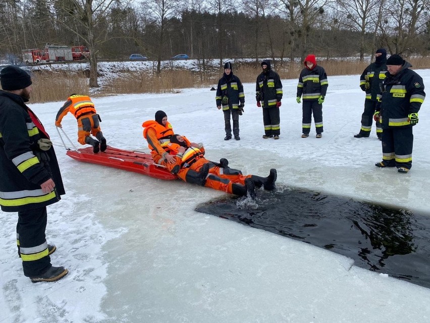 Strażacy z OSP Rogóźno ćwiczyli na jeziorze Gubiny w...