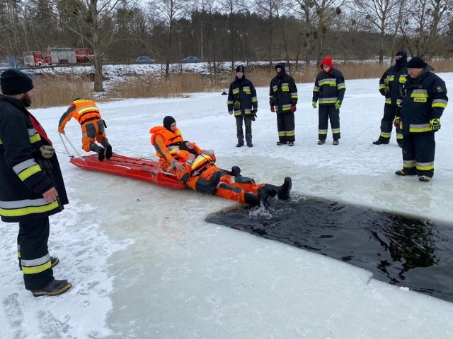 Strażacy z OSP Rogóźno ćwiczyli na jeziorze Gubiny w powiecie grudziądzkim